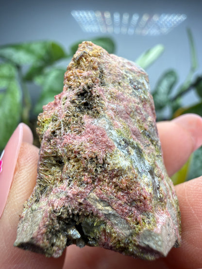 Clinozoisite in Quartz- Álamos, Álamos Municipality, Sonora, Mexico