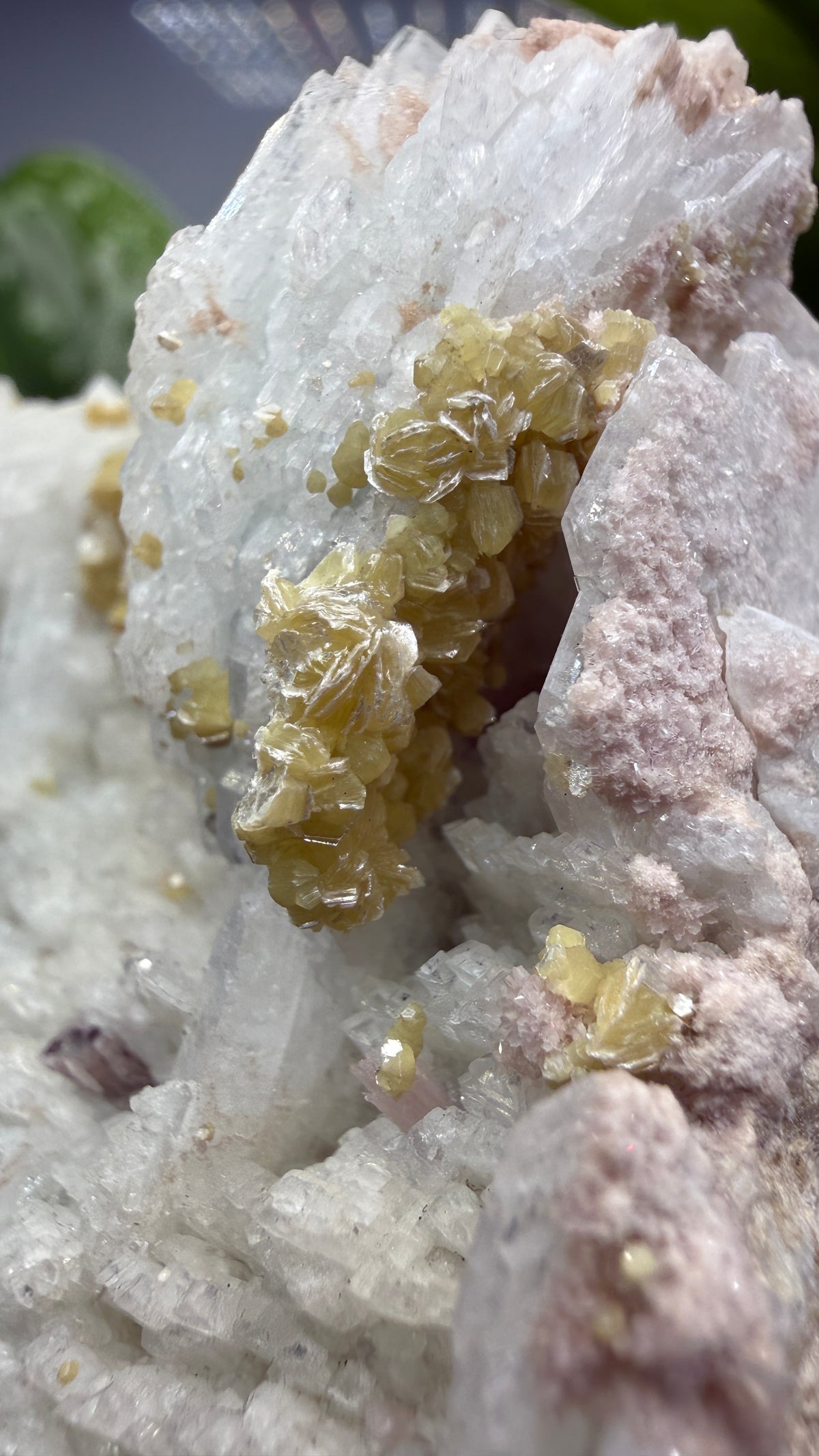 Cookeite, Lepidolite, Albite- Itinga, Bahia, Brazil